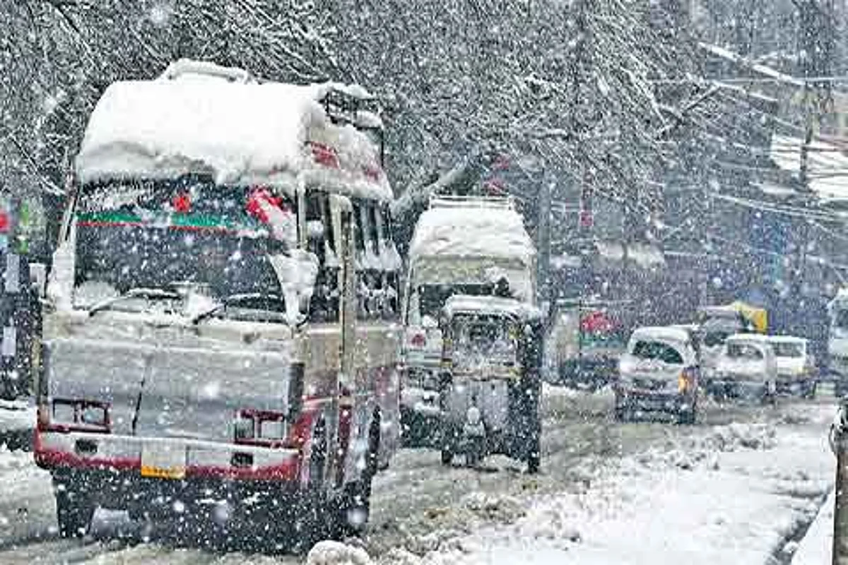 Snowfall brings life to a halt in Srinagar