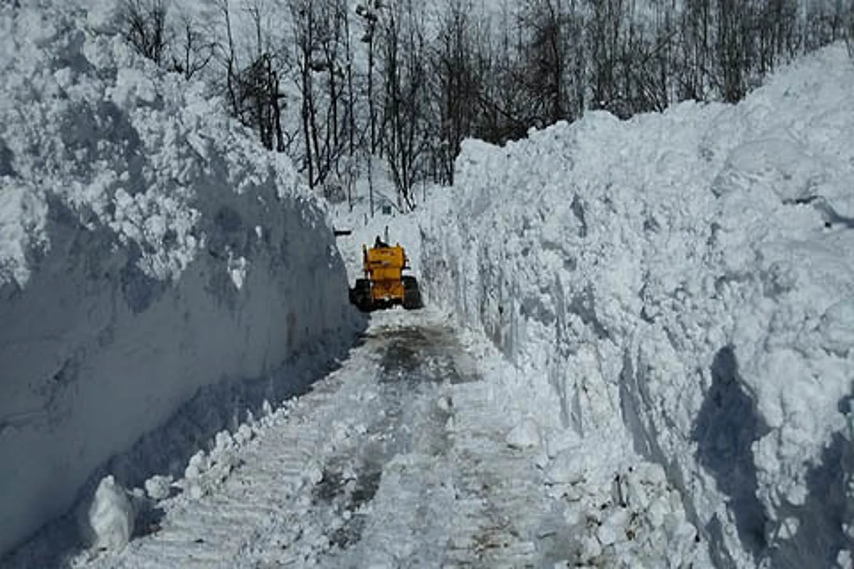 Highway closure: Shooting stones, landslides hamper clearance work