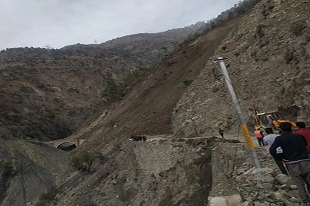 Highway remains closed for 5th day, stranded passengers cry for help