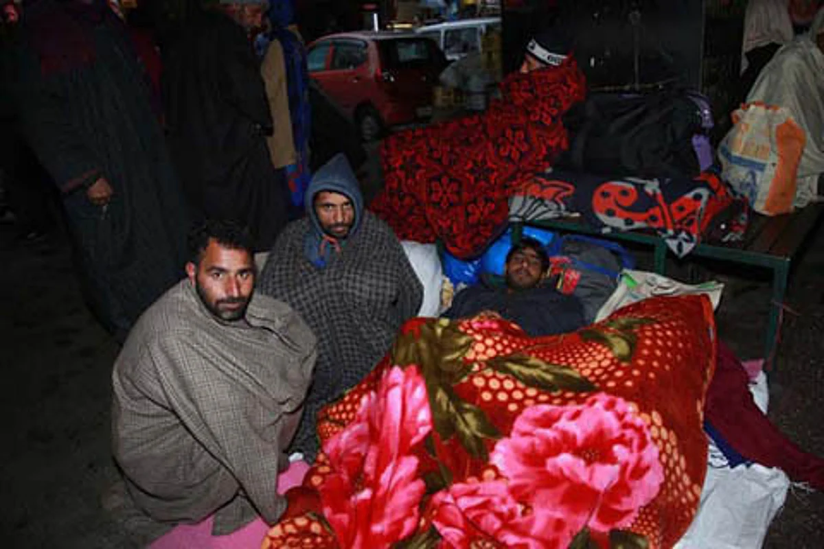 Army to airlift people stranded on Kashmir highway: Sitharaman
