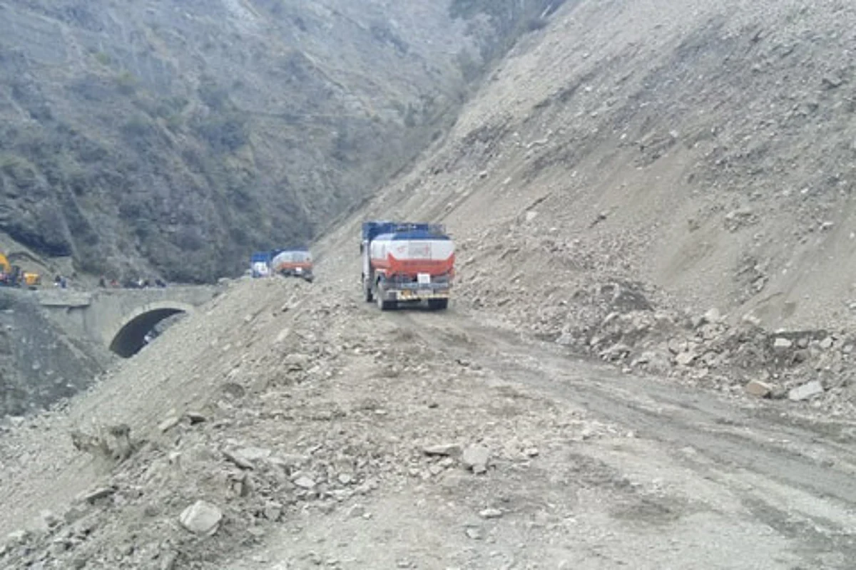 One-way traffic restored on Kashmir highway after seven days