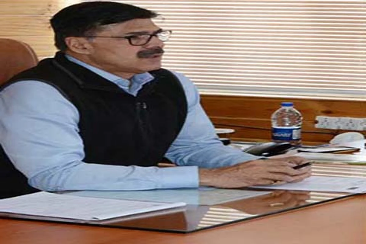 Advisor Kumar interacts with students