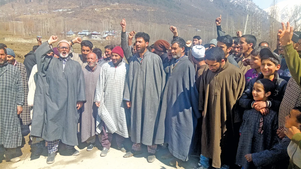 Bonakoot villagers take to streets seeking basic amenities