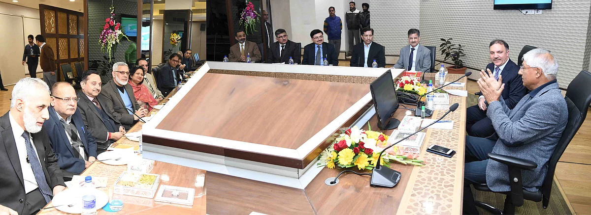 Ex-chairman MY Khan holds interaction with J&K Bank management