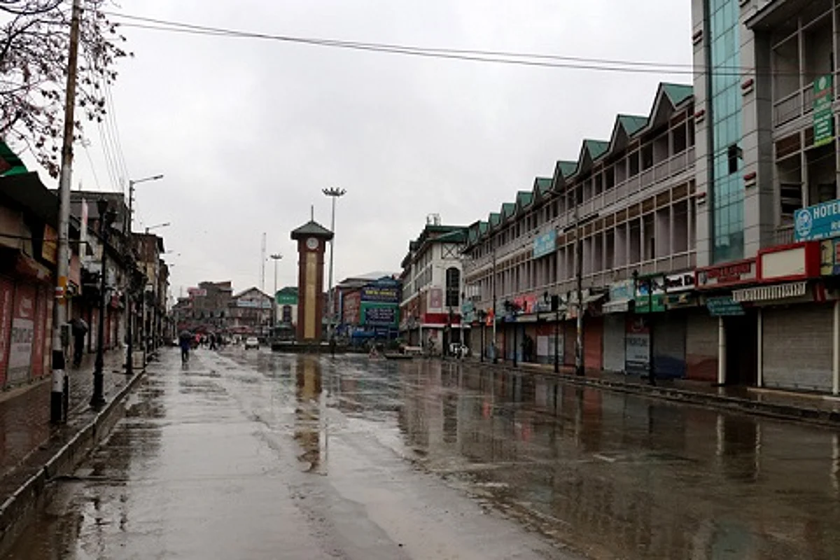 Kashmir shuts against custodial death of Awantipora teacher