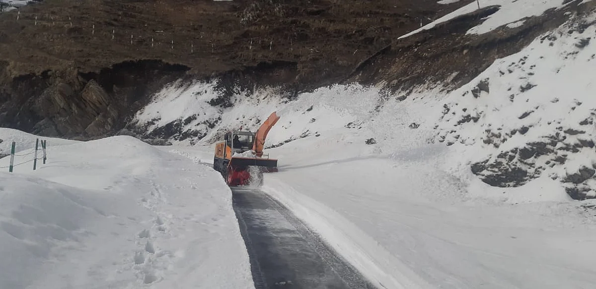 Mughal road closed for traffic after fresh snowfall