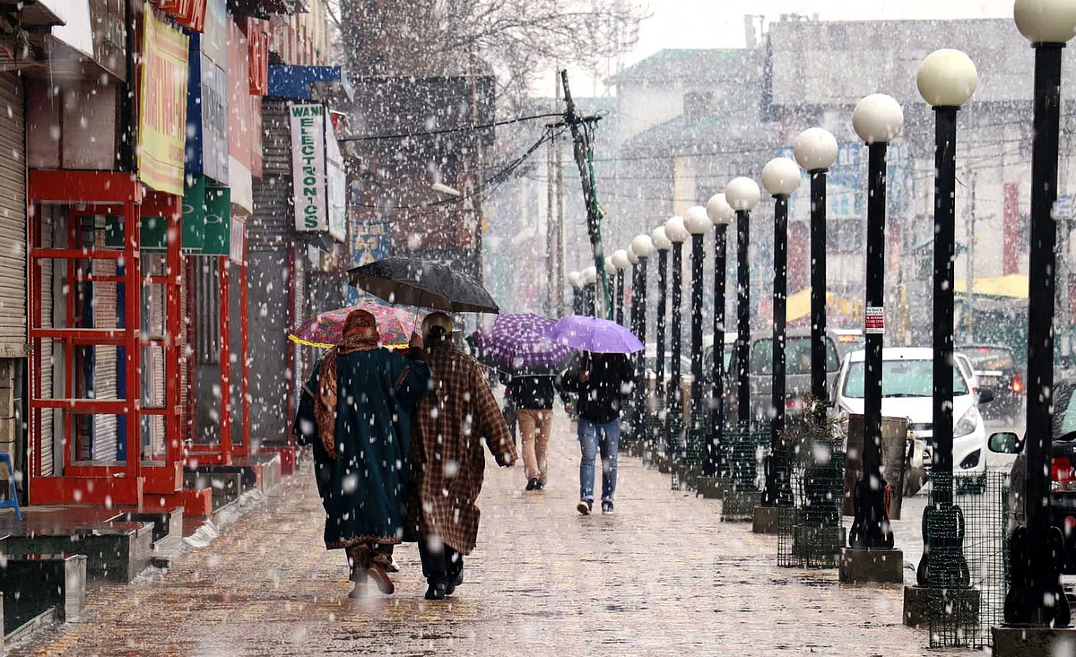 Kashmir experiences fresh snowfall, rains