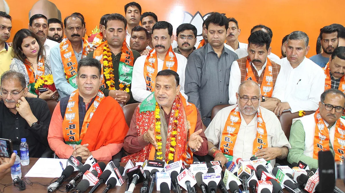 Big jolt to Cong in Jammu as former minister Sham Lal Sharma joins BJP