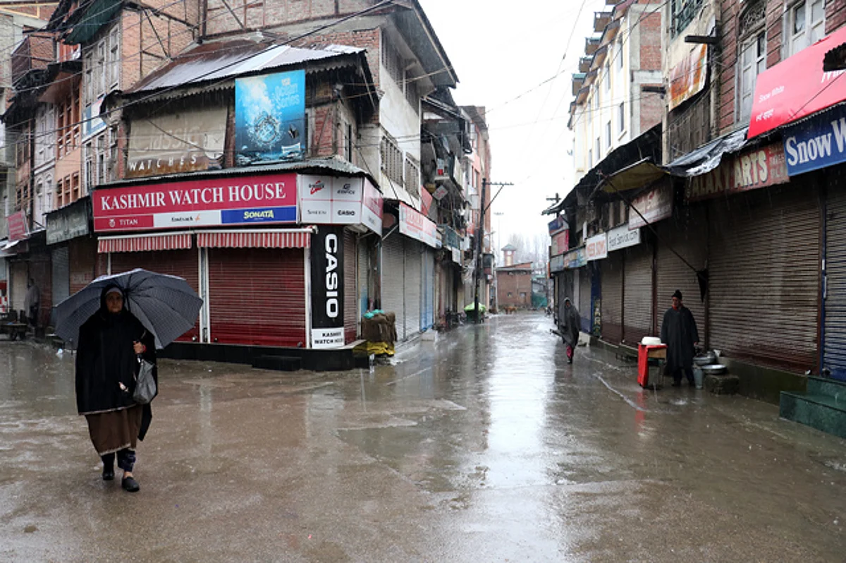 Fresh snowfall, rains in Kashmir