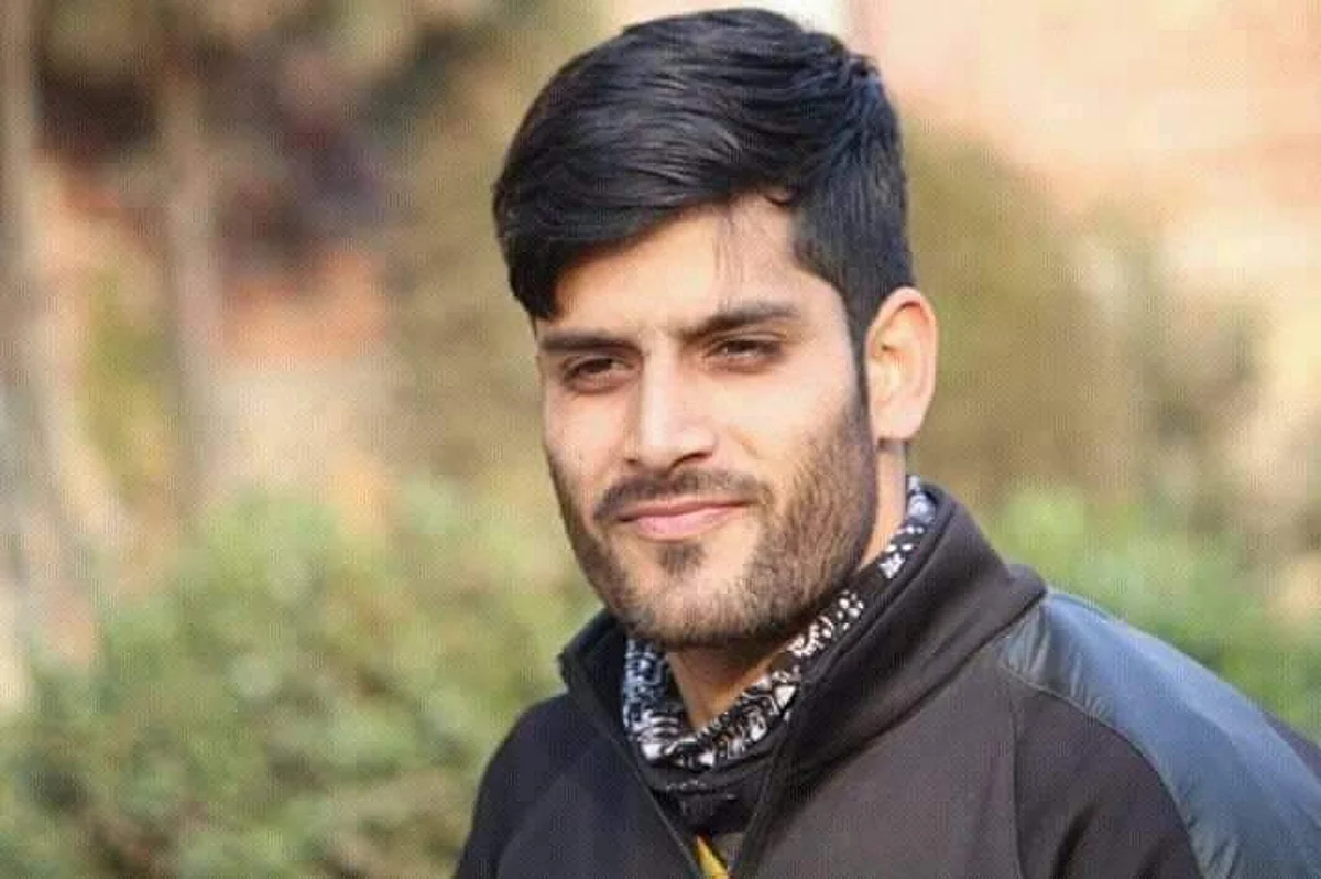 People throng slain youth’s home