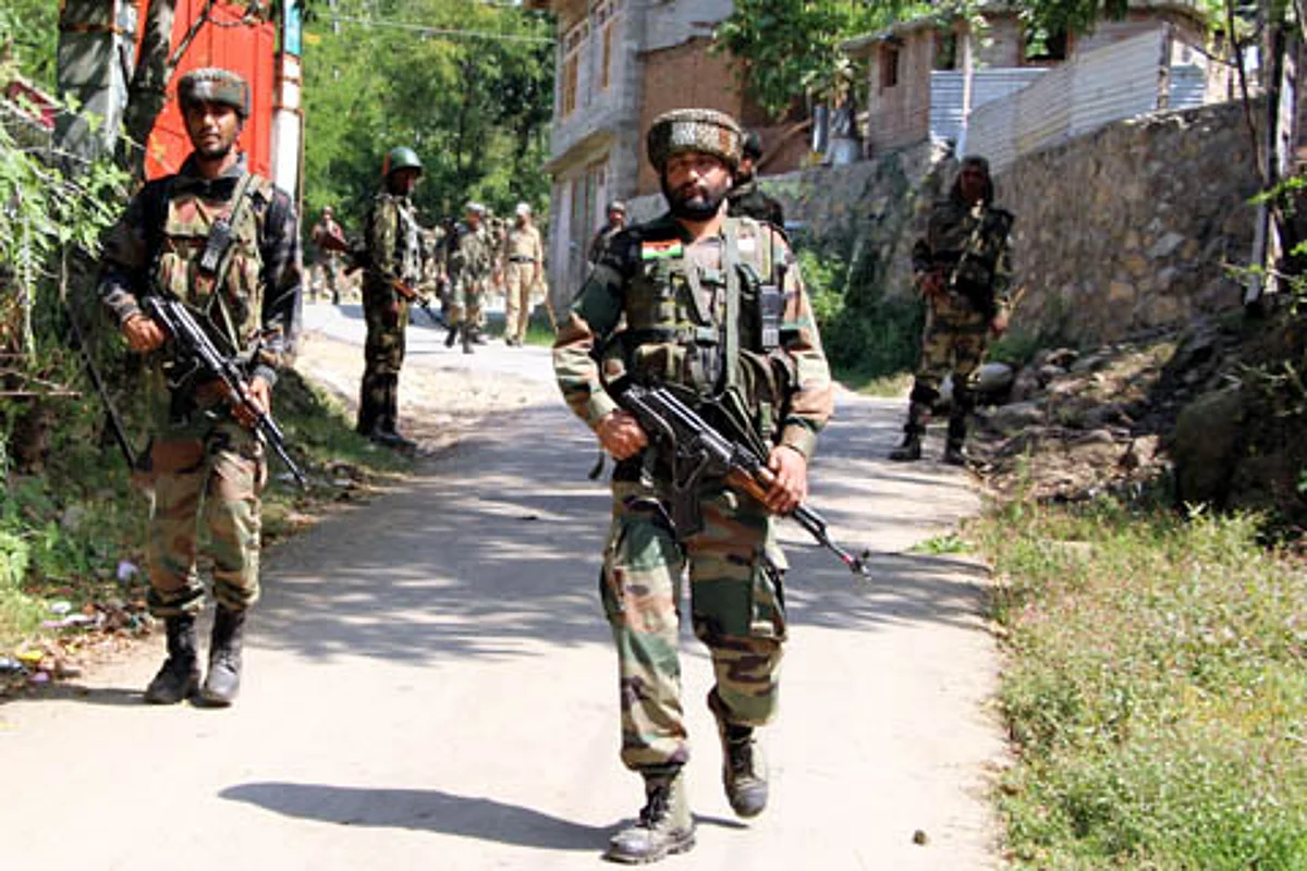 Internet suspended in Sopore as forces lay siege to Hathlangoo village