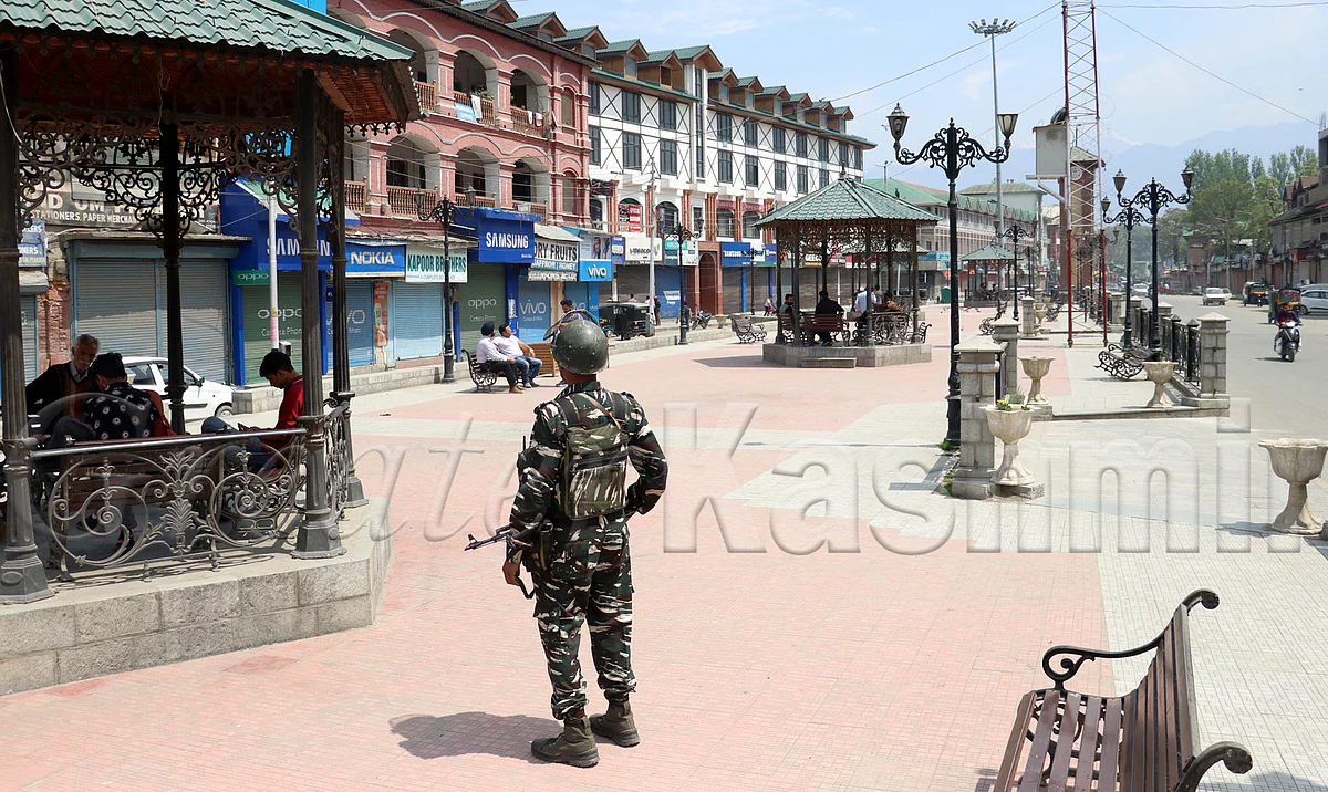 Kashmir shuts against Zakir Musa, civilian killings; Internet, train service suspended