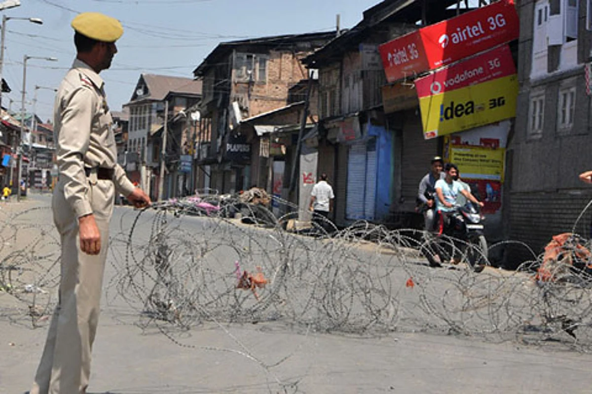Nowshera town sealed after health employee tests positive for COVID19