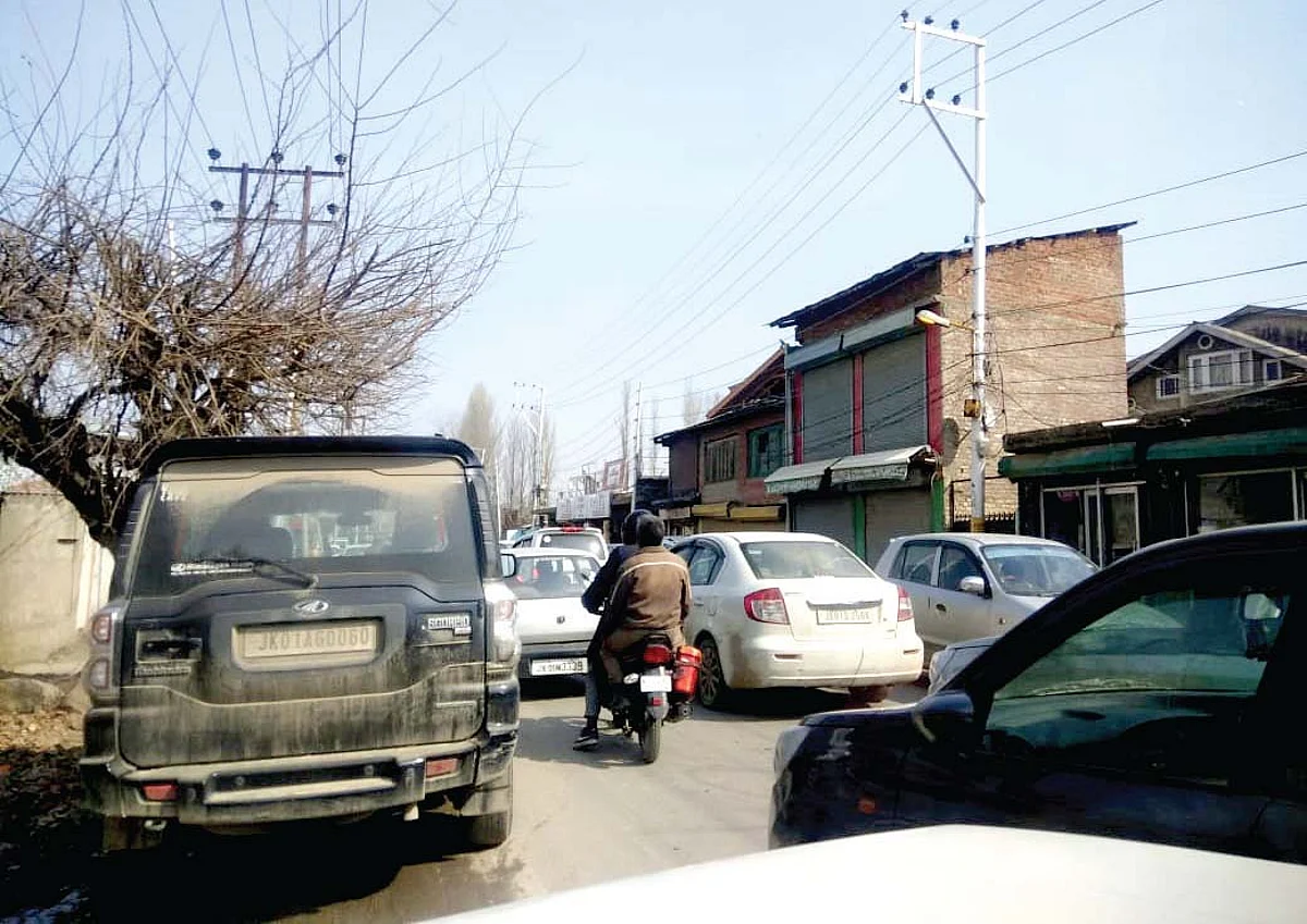 No end to traffic woes on Rangreth-Sanat Nagar road