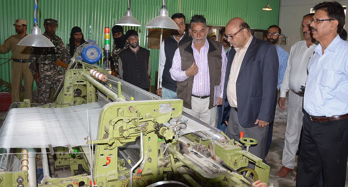 Advisor Skandan inspects JKI units