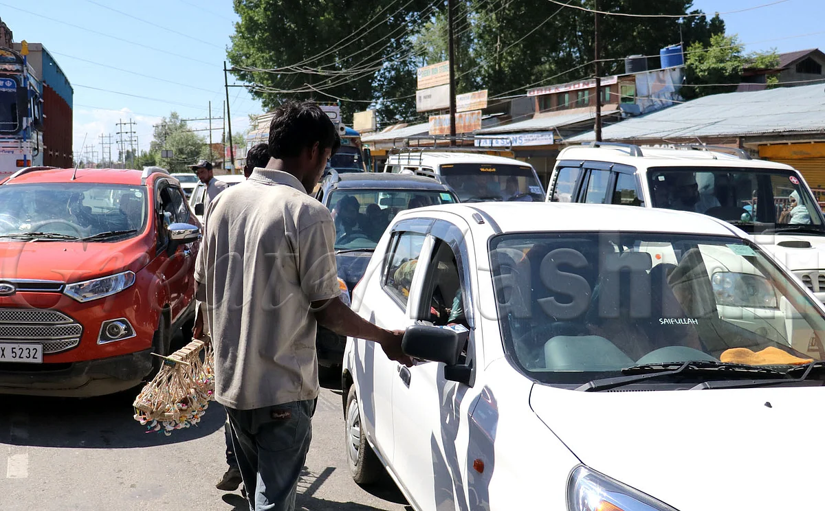 Non-local beggars swarm public places, tourist sites in South Kashmir