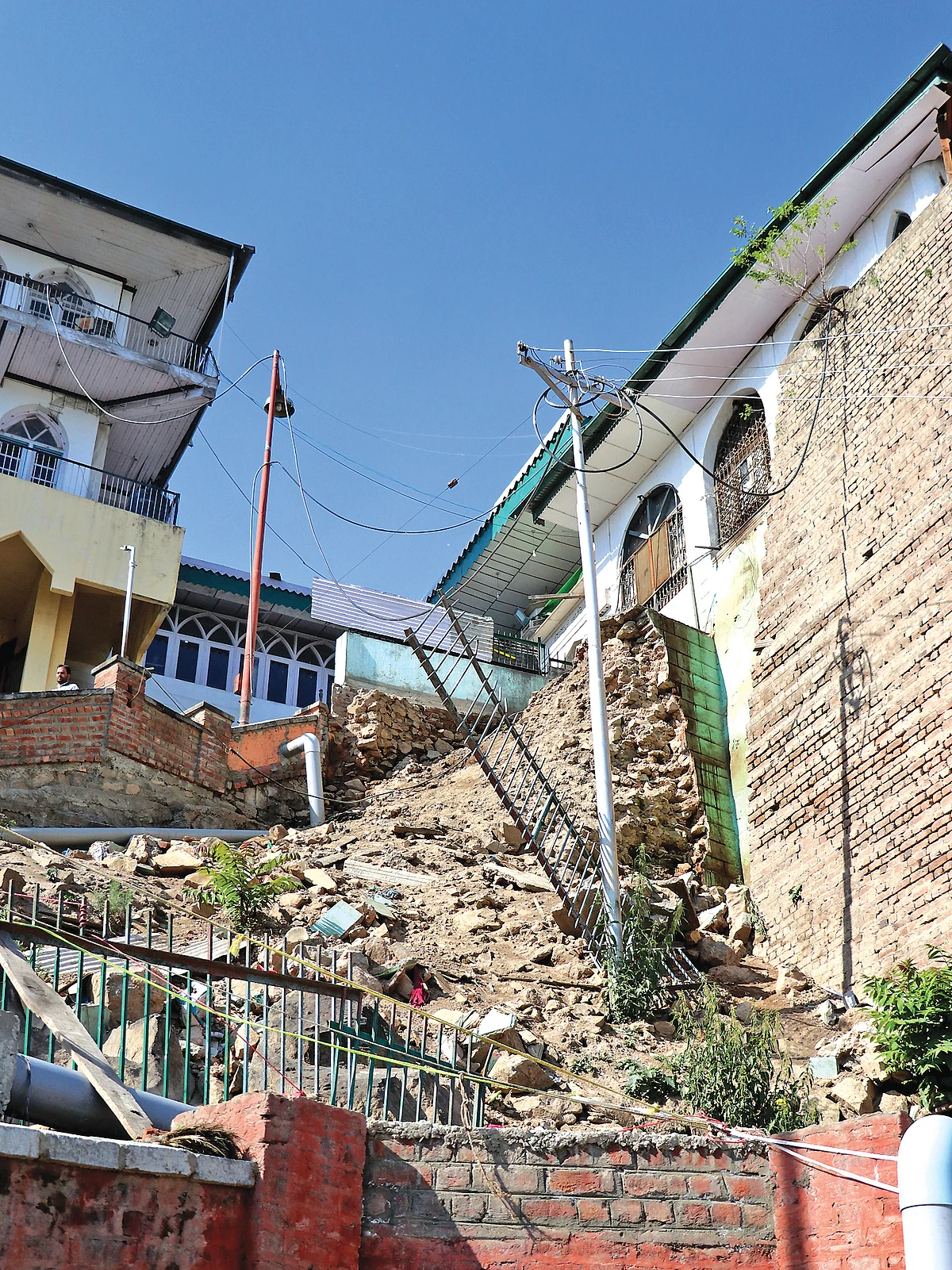 Kashmir’s famed shrine Makhdoom Sahib faces official neglect