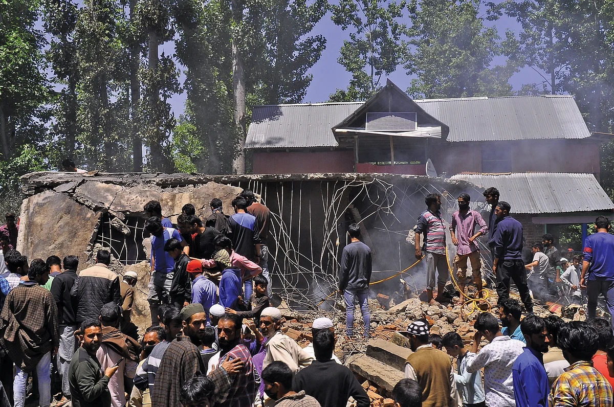 Shopian: Civilian killed, scores wounded, gunfight on