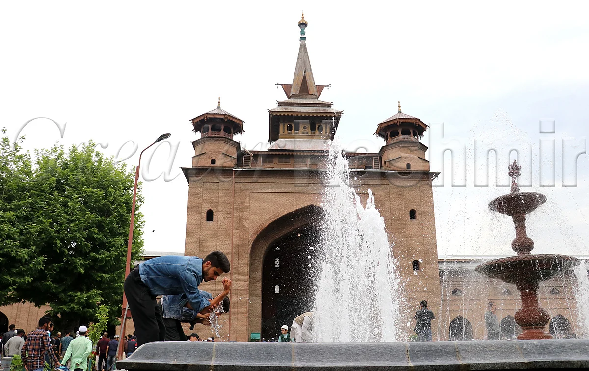 Anjuman Auqaf Jamia Masjid greets people on Eid