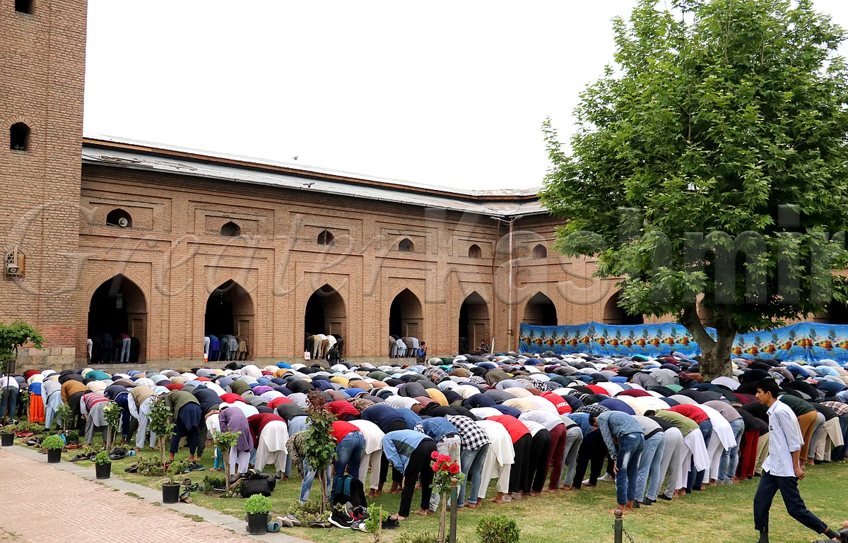Allow Friday prayers at Hazratbal, Jamia Masjid: National Conference