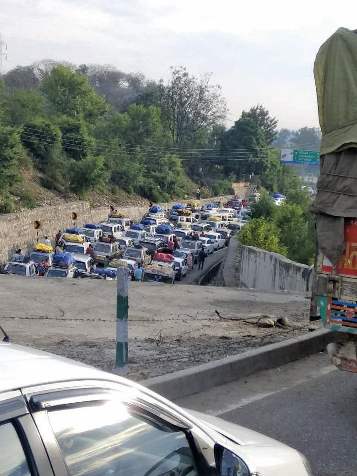 Stranded vehicles head towards Kashmir