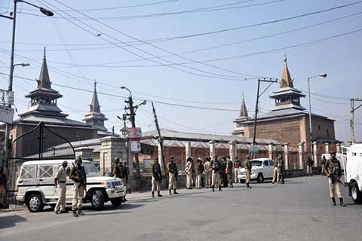 Don’t deploy security forces around Jamia Masjid on Fridays: Anjuman-e-Auqaf to authorities