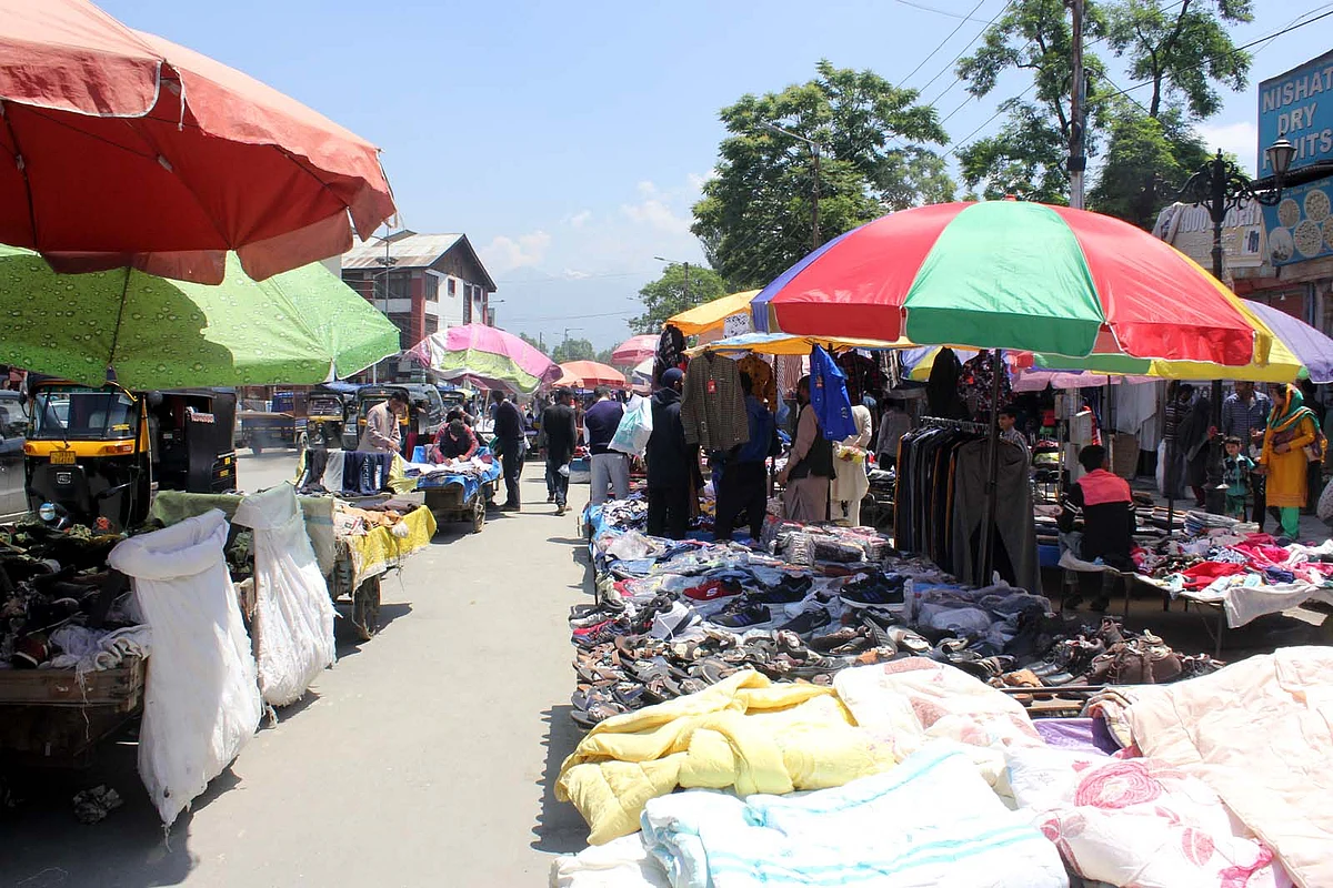 Markets abuzz with Eid shoppers in Rajouri