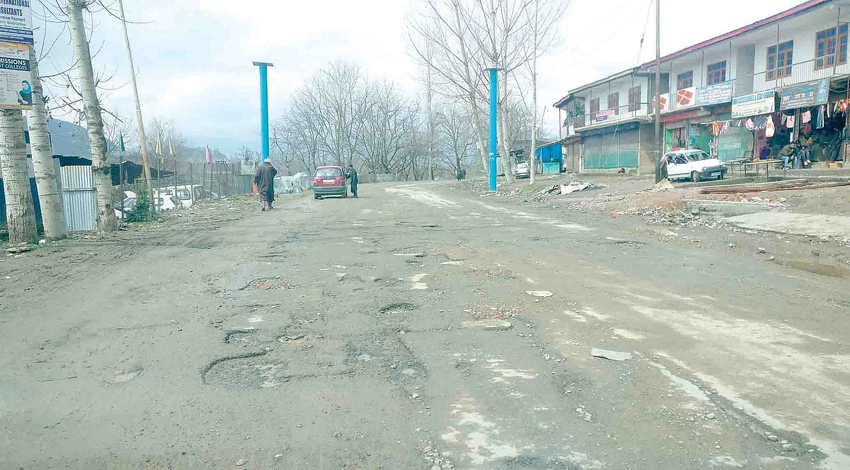Bad roads in Handwara pester pedestrians, locals