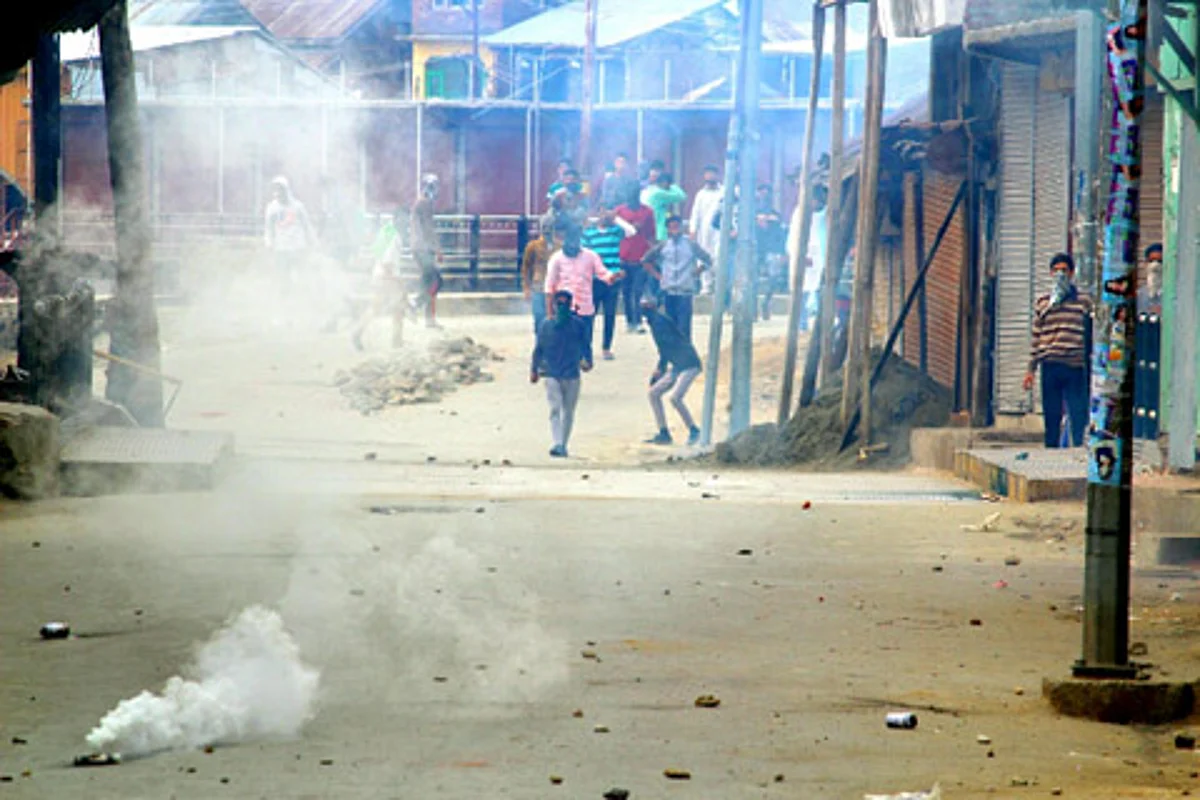 20 youth injured in clashes during CASO in Shopian