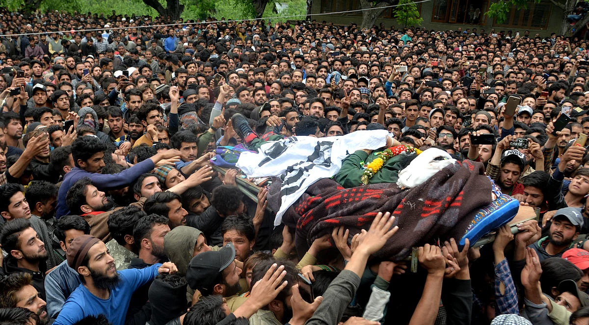 5 militants, 2 civilians, 2 soldiers killed in Pulwama, Shopian gunfights