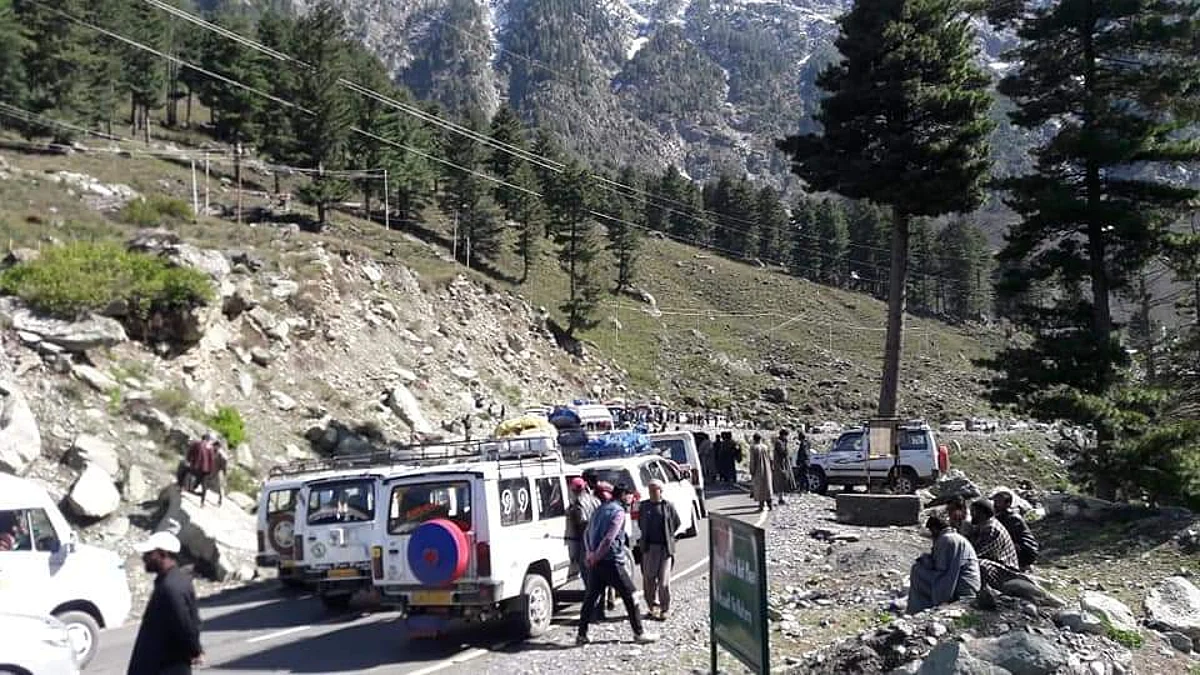 Protesters block Srinagar-Leh highway near Sonamarg