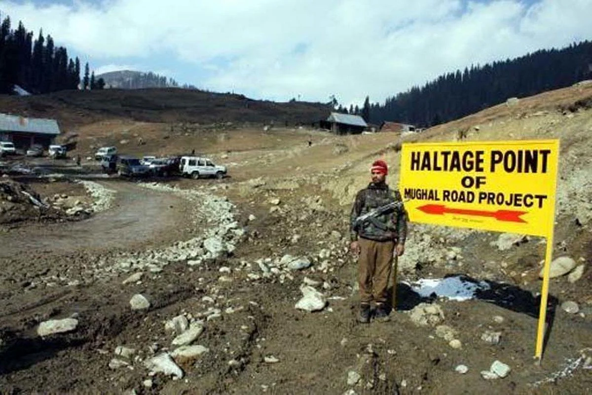 19 trapped passengers rescued on Mughal road amid snowfall, stretch closed for traffic