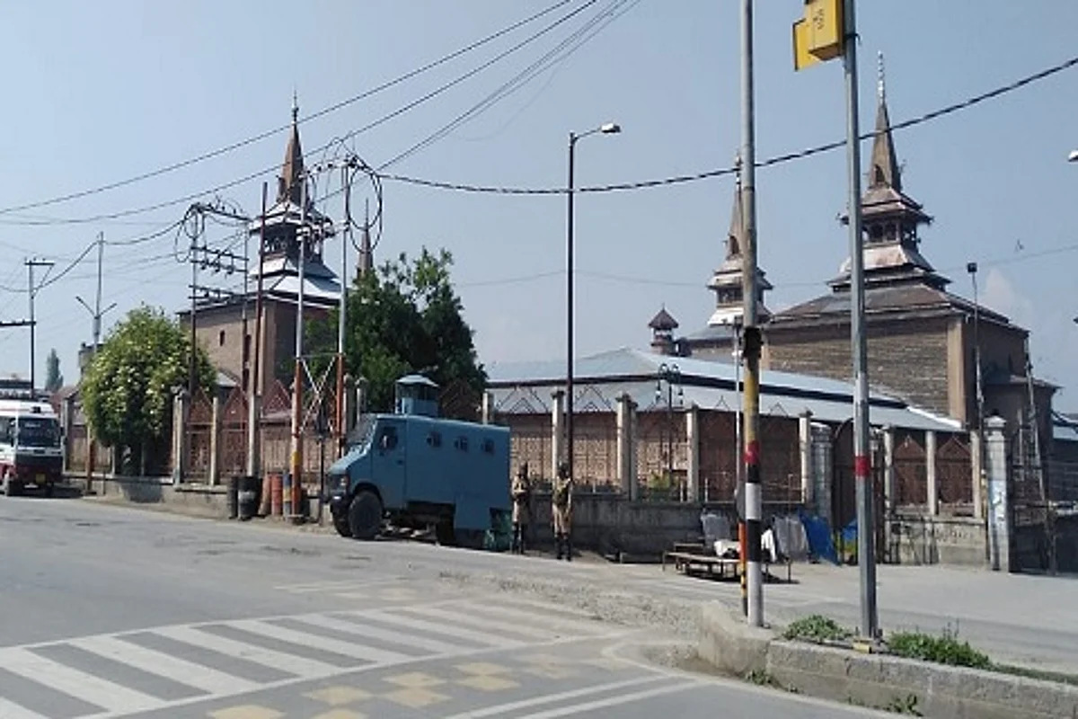 Shutdown on Mirwaiz Farooq, Gani Lone anniversaries disrupts life in Kashmir