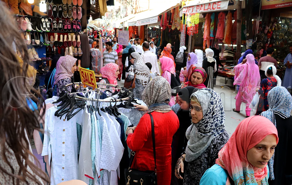 Budgam: People throng markets for Eid shopping despite corona scare