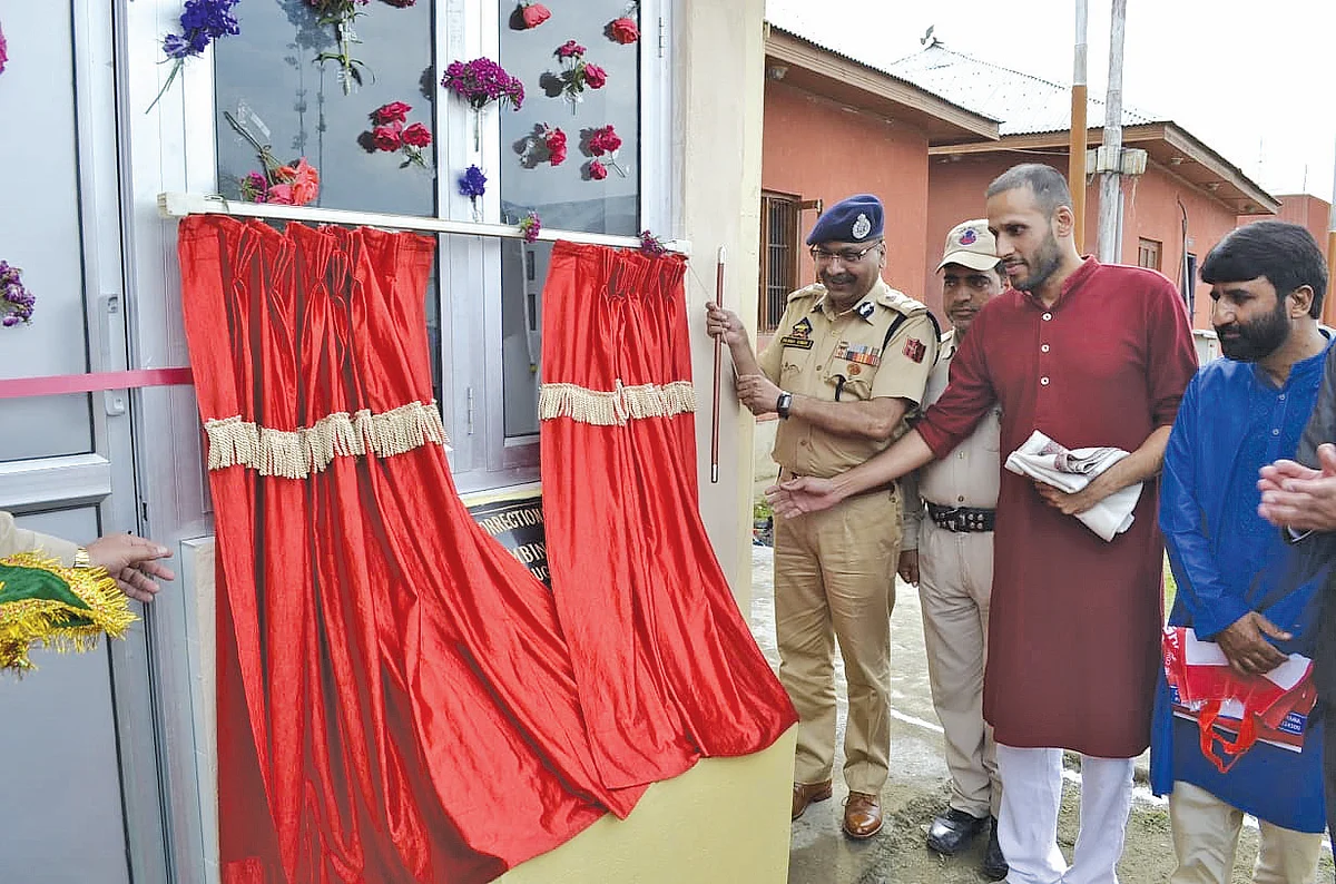 DGP visits Pulwama, Awantipora reviews security scenario