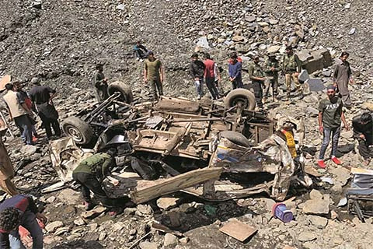 Accident victims rescued on Mughal Road