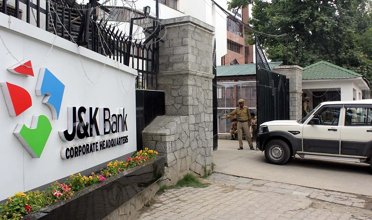Vigilance sleuths raid J&K Bank headquarters after chairman Parvez Ahmad’s removal