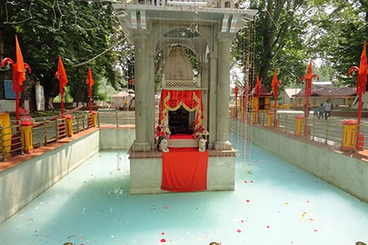 Kashmiri Pandits leave for Kheer Bhawani pilgrimage
