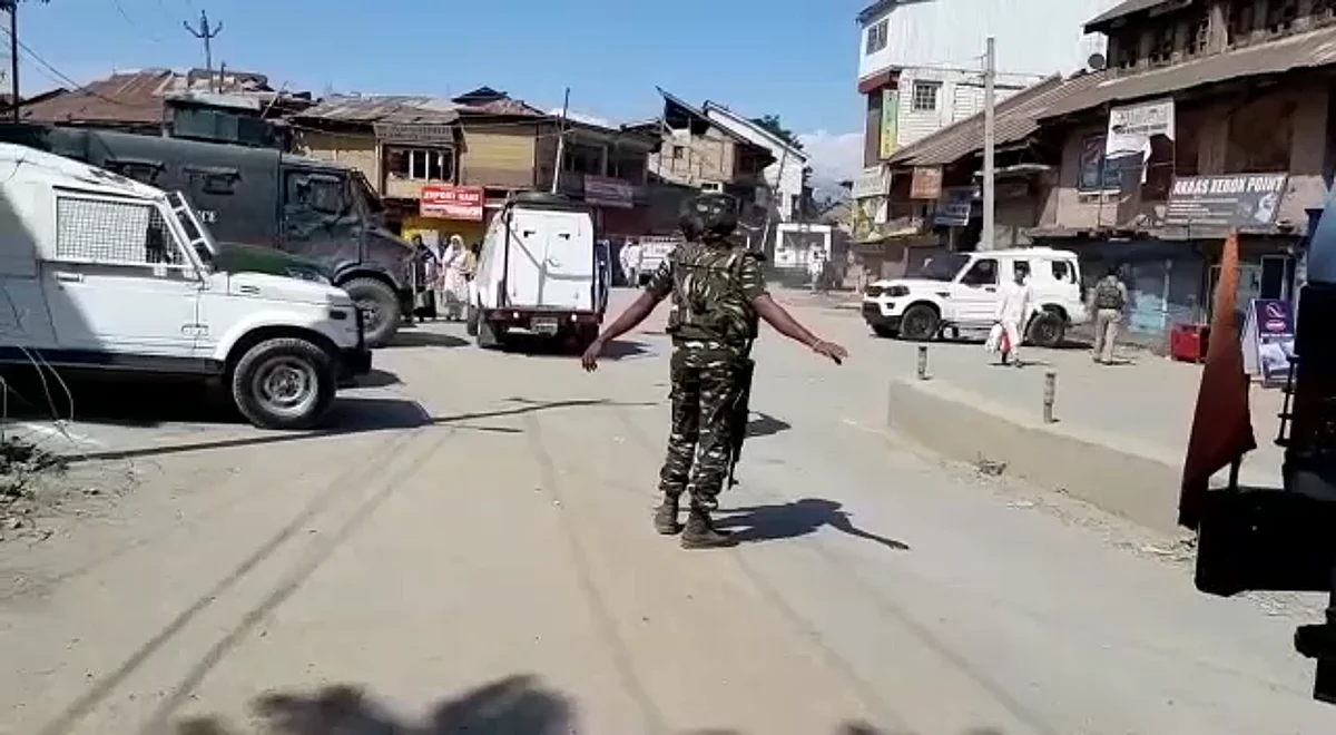 Health worker injured as militants attack police party in Kulgam