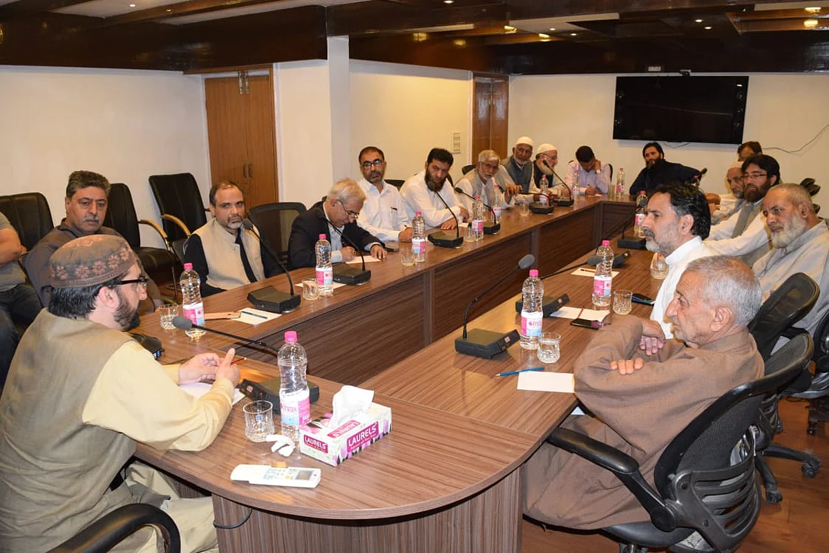 After chairing Hurriyat meet, Mirwaiz visits Geelani’s Hyderpora residence
