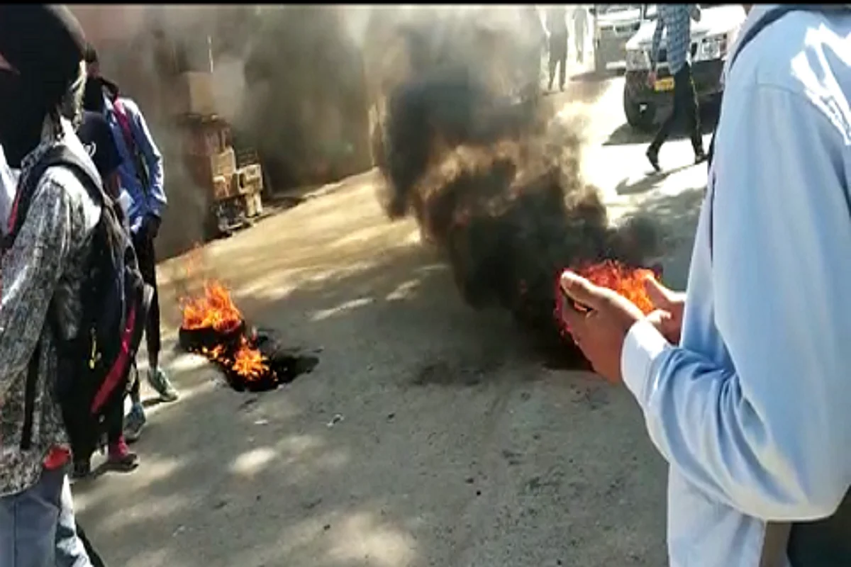Protest in Tral against thrashing of Sikh driver in Delhi