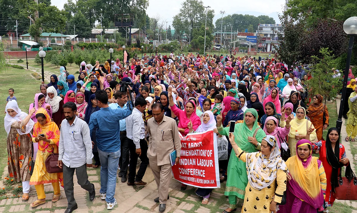 Angandwadi workers take to streets