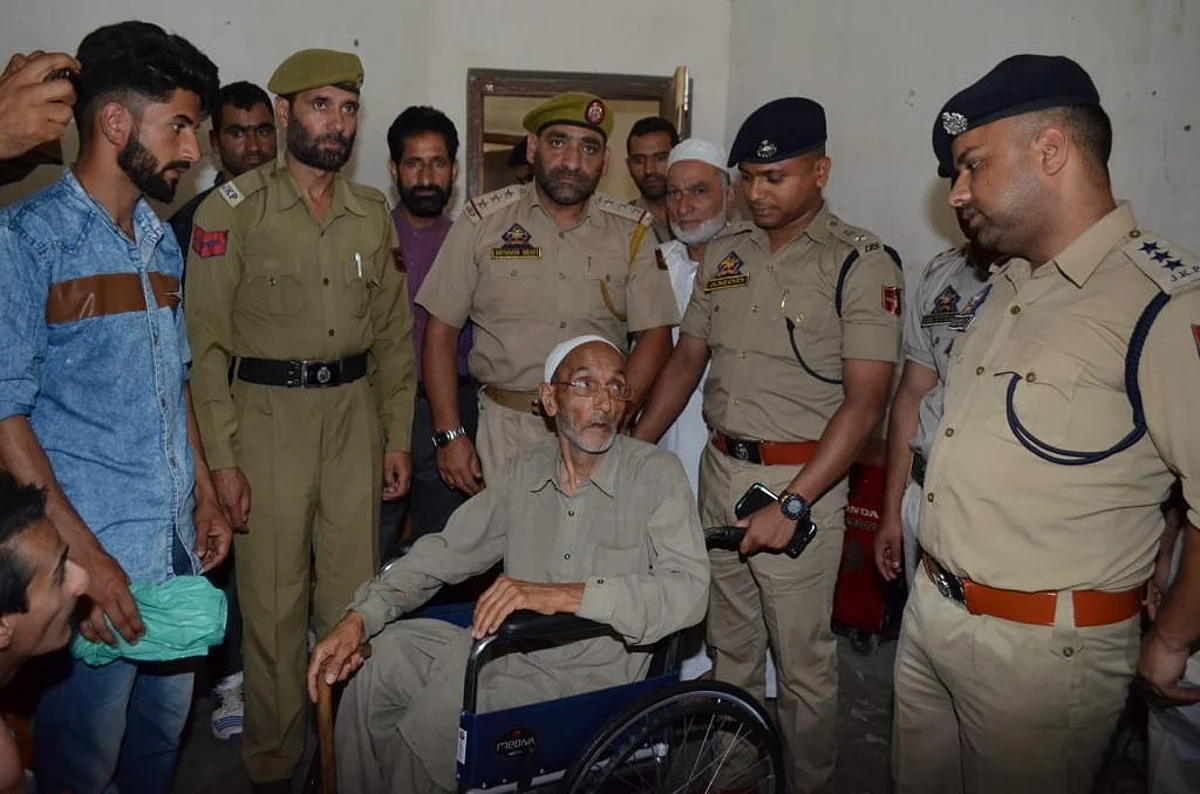 Police provide aids to specially-abled persons in Budgam