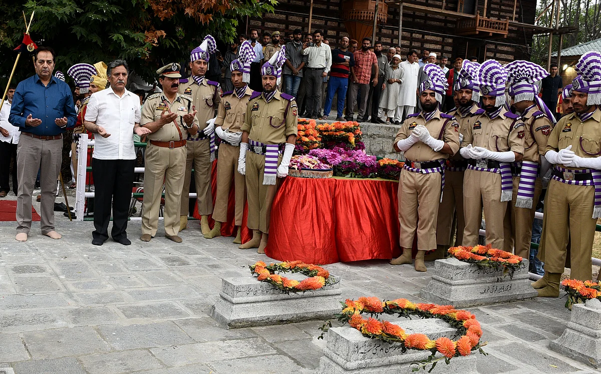 Advisor to Governor, Khursheed Ahmed Ganai and Divisional
Commissioner Kashmir Baseer Khan pay tributes to 13 July
1931 martyrs. Habib Naqash/GK