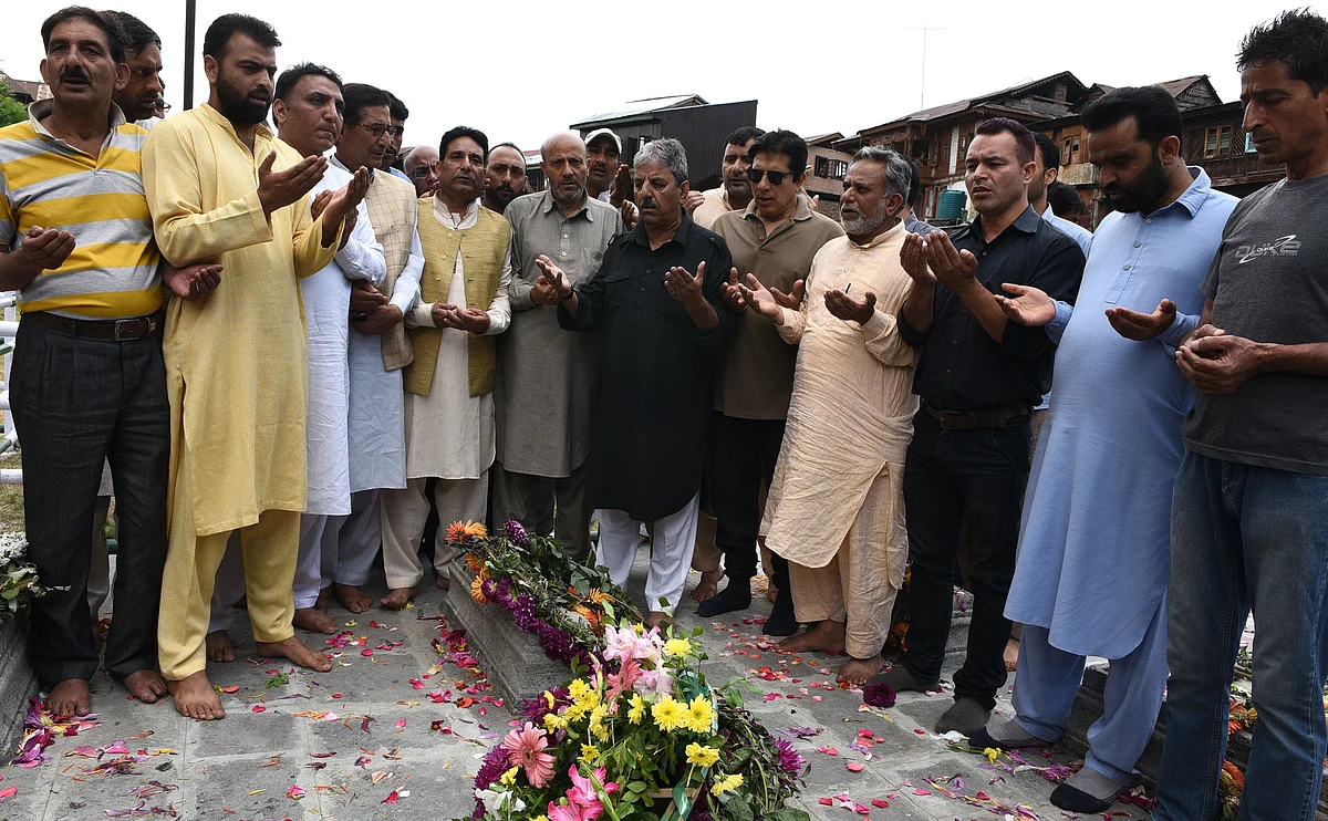 Veeri, Tarigami, Er Rasheed, others visit martyrs graveyard