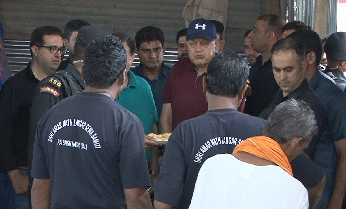 Farooq Abdullah visits Amarnath Yatri Niwas