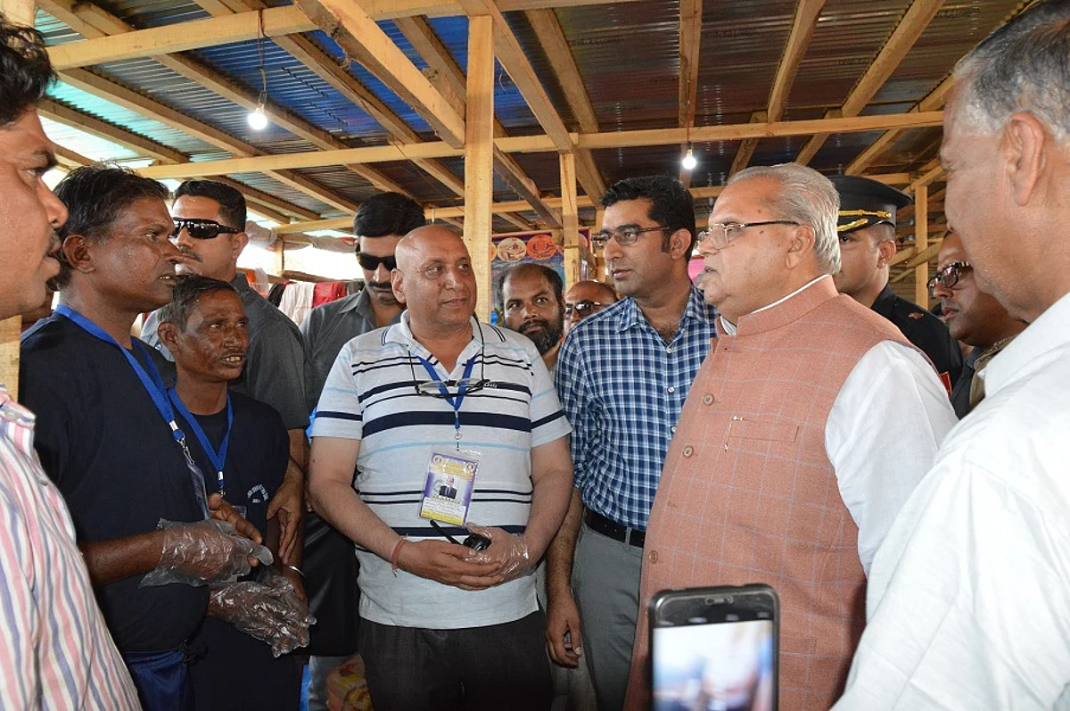 Governor reviews facilities for Amarnath pilgrims at Pantha Chowk transit camp