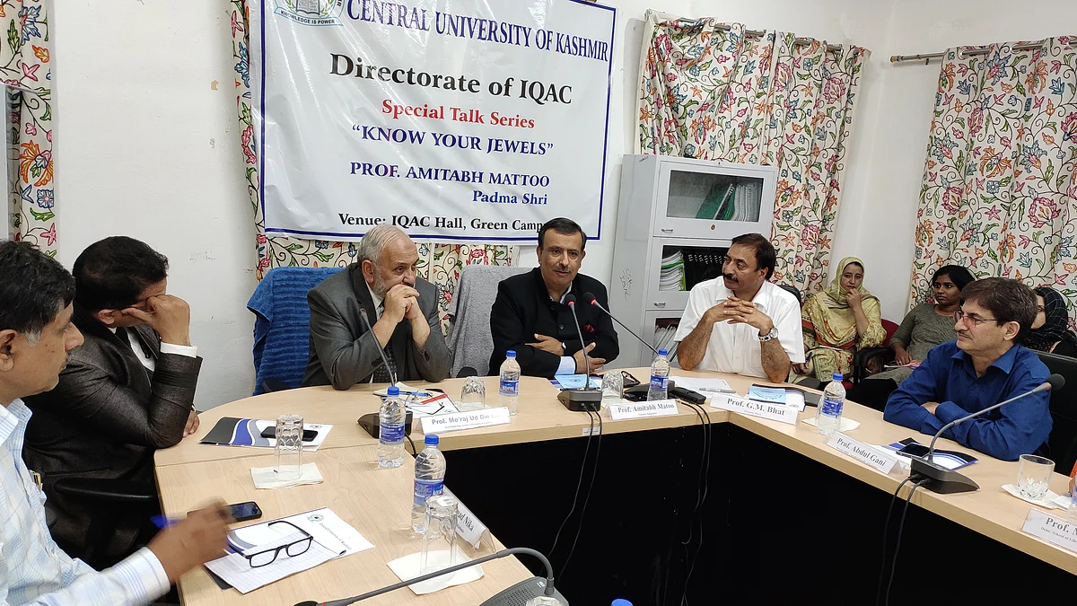Amitabh Mattoo interacts with CUK faculty