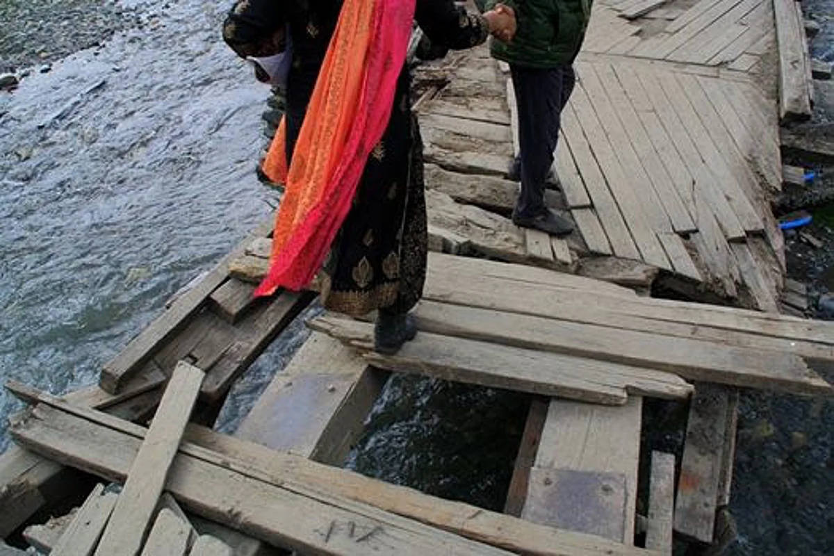 ‘Accident waiting to happen’: Visitors rue damaged footbridge in Sonamarg