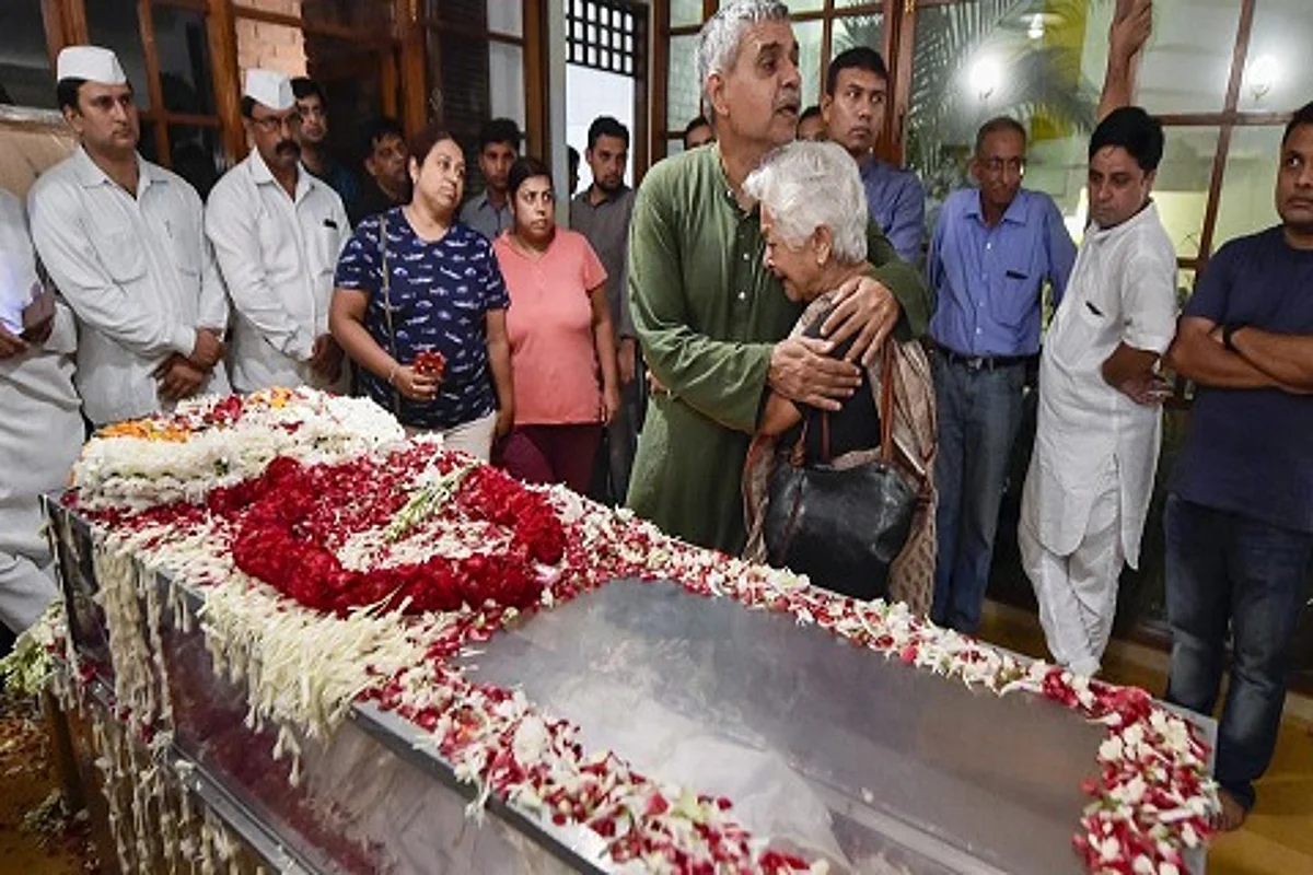 Hundreds pay homage to Dikshit at Congress HQ